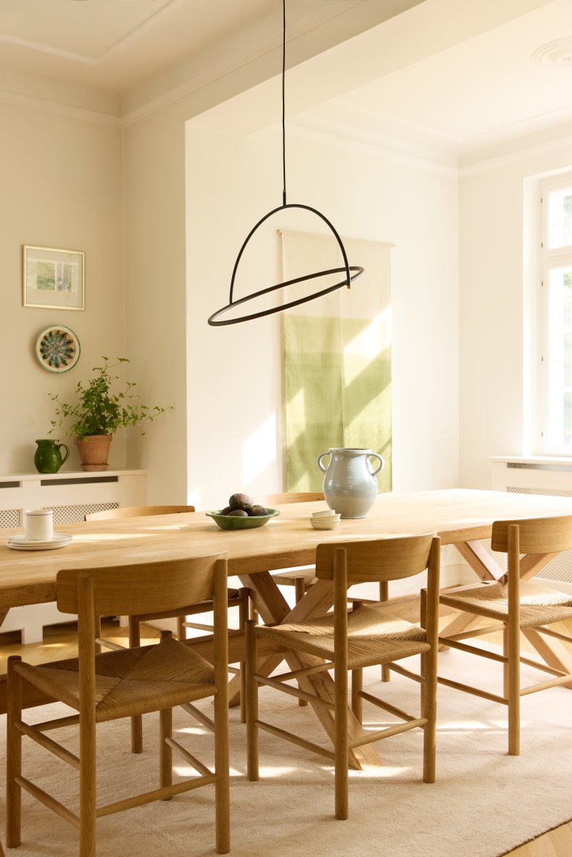 Tilt Ø60 Musta kattovalaisin valmistajalta Halo Design - Tilt on moderni kattoriippuvalaisin, jossa on tyylikäs ja minimalistinen muotoilu mustasta metallista ja elegantit messingistä tehdyt yksityiskohdat.
