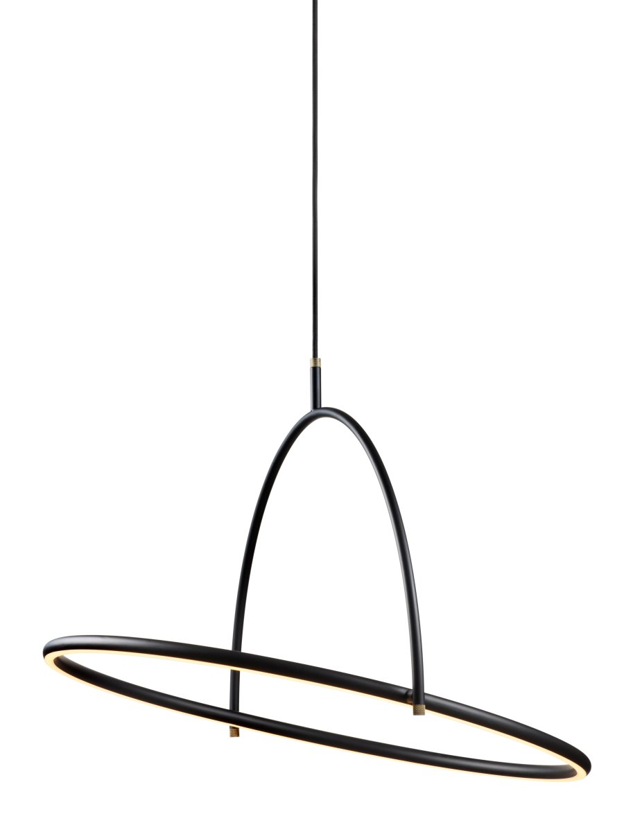 Tilt Ø60 Musta kattovalaisin valmistajalta Halo Design - Tilt on moderni kattoriippuvalaisin, jossa on tyylikäs ja minimalistinen muotoilu mustasta metallista ja elegantit messingistä tehdyt yksityiskohdat.