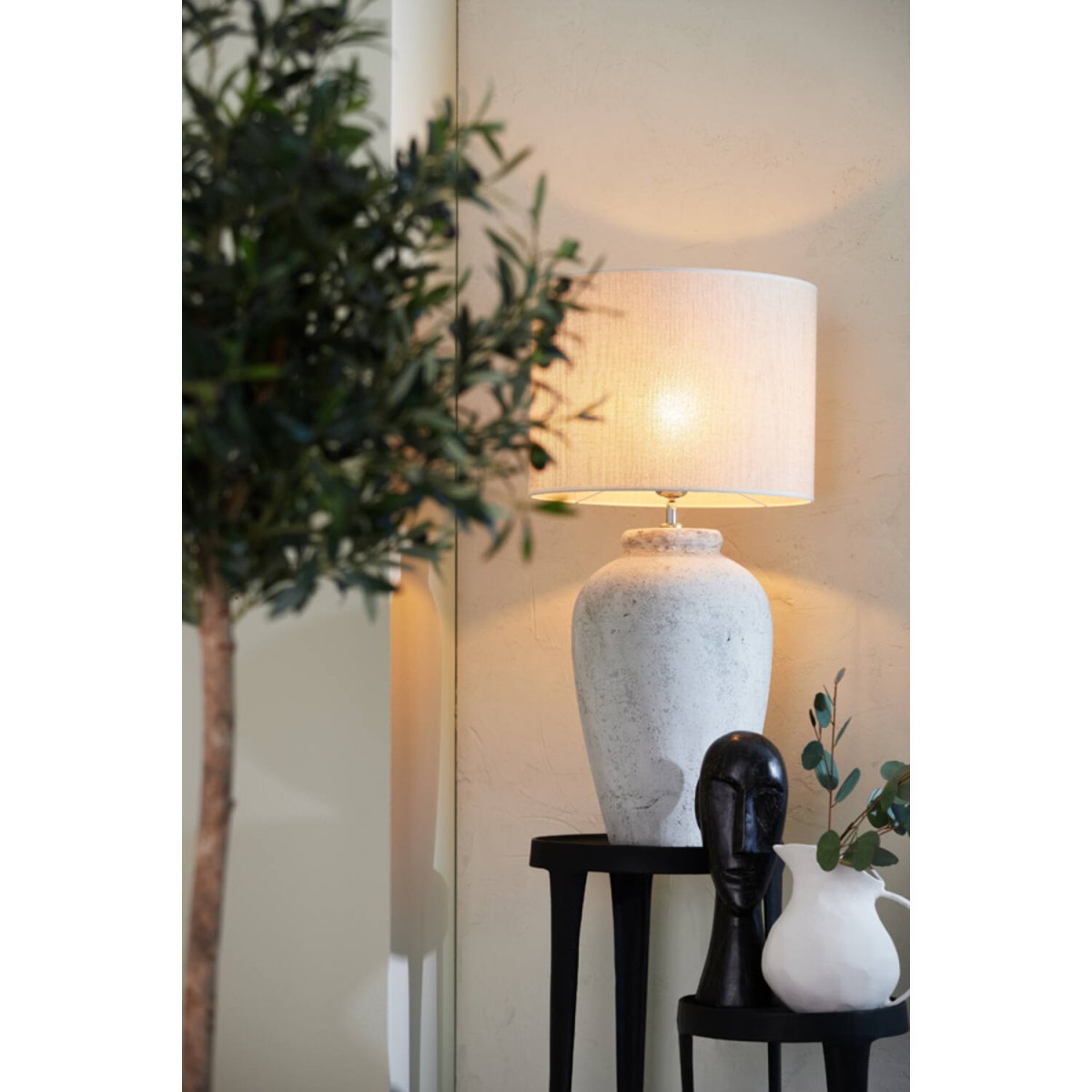 Vesevius 55cm Vaalean harmaa lampunjalka valmistajalta Light & Living - Tässä massiivipintaisessa keraamisessa lampunjalassa on kaunis vaaleanharmaa viimeistely ja pehmeän pyöristetty muoto, joka luo harmonisen ja elegantin ilmeen.