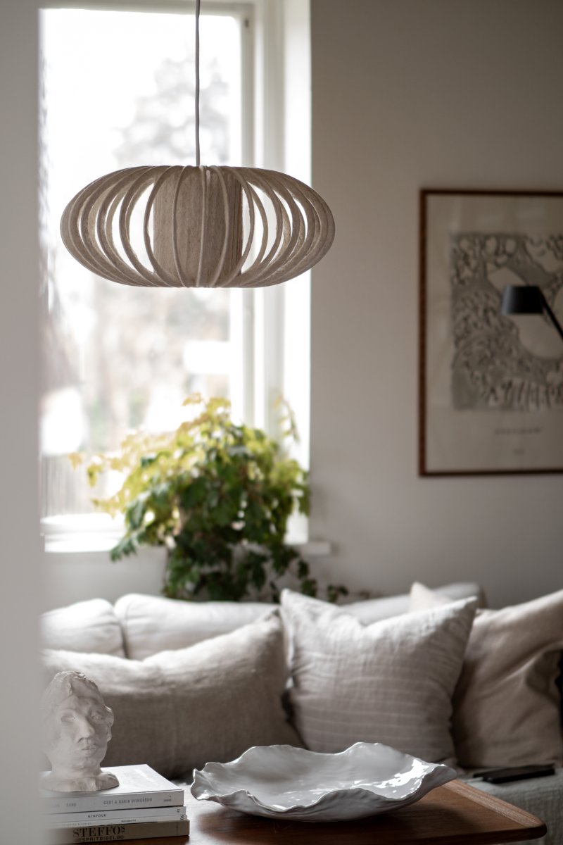 Selma Varjostin Ei Sisällä Ripustusta Ø45 Beige kattovalaisin valmistajalta Globen Lighting - Selma-lampunvarjostin on käsintehty ja koostuu valkoiseksi lakatusta metallikehyksestä, joka on päällystetty pellavalla ja jonka jokainen nauha on kiedottu käsin, mikä tekee jokaisesta lampunvarjostimesta täysin ainutlaatuisen.