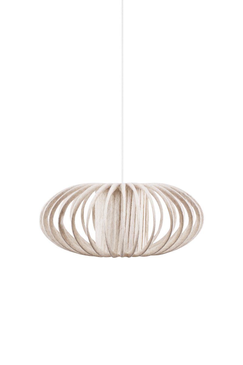Selma Varjostin Ei Sisällä Ripustusta Ø45 Beige kattovalaisin valmistajalta Globen Lighting - Selma-lampunvarjostin on käsintehty ja koostuu valkoiseksi lakatusta metallikehyksestä, joka on päällystetty pellavalla ja jonka jokainen nauha on kiedottu käsin, mikä tekee jokaisesta lampunvarjostimesta täysin ainutlaatuisen.