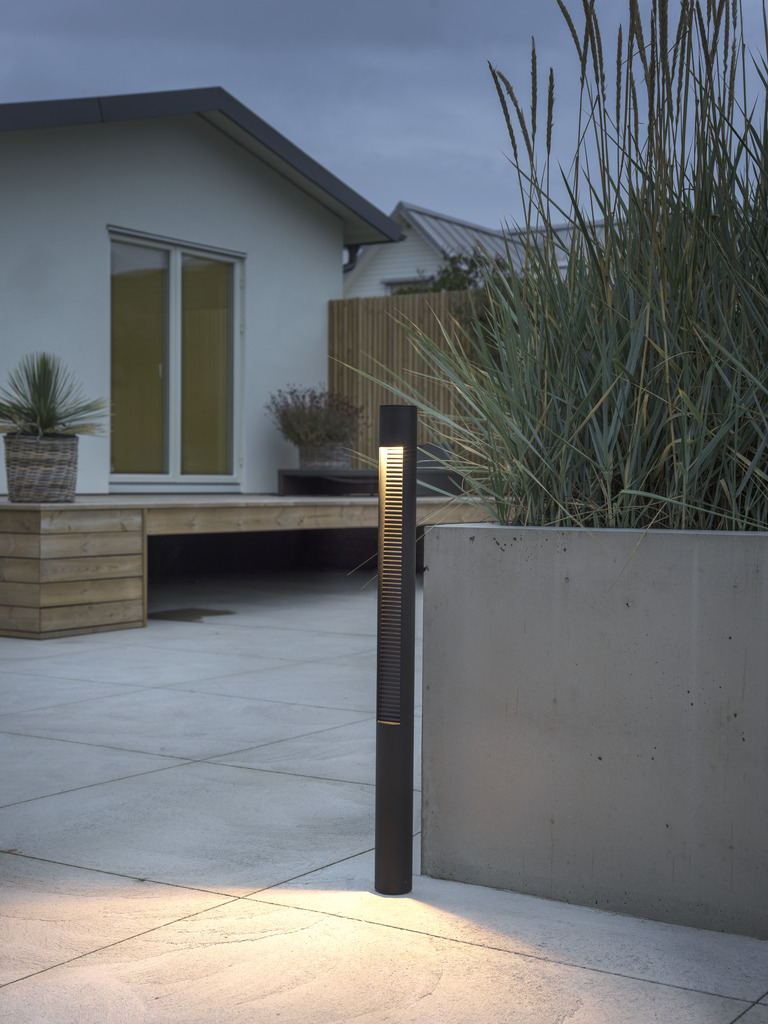 Udine 97cm Musta pylväsvalaisimet valmistajalta Konstsmide - Tämä moderni ja tyylikäs pylväs sopii ihanteellisesti käytävien tai puutarhojen valaisemiseen pehmeällä ja energiatehokkaalla valolla.