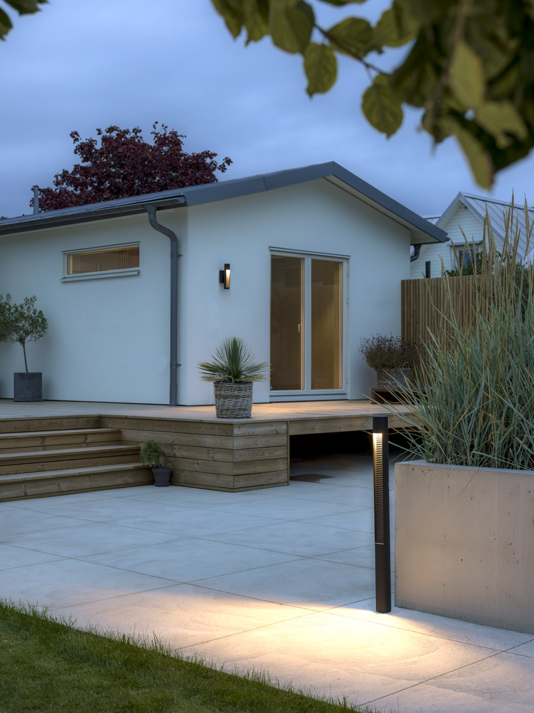 Udine 97cm Musta pylväsvalaisimet valmistajalta Konstsmide - Tämä moderni ja tyylikäs pylväs sopii ihanteellisesti käytävien tai puutarhojen valaisemiseen pehmeällä ja energiatehokkaalla valolla.