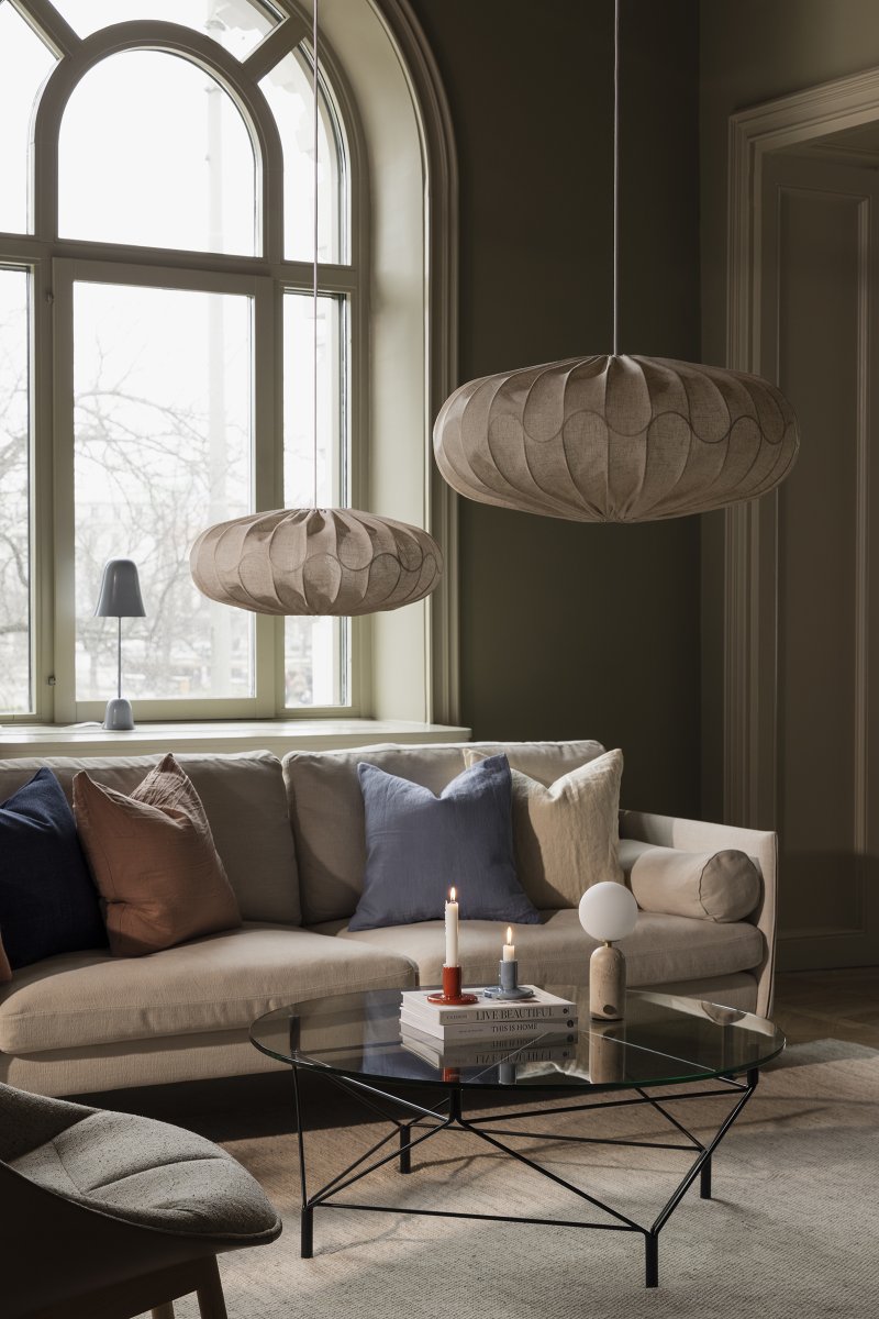Bladverk Varjostin Ei Sisällä Ripustusta Ø70 Beige kattovalaisin valmistajalta Globen Lighting - Tekstiili luo lämpimän ja miellyttävän valon, joka sopii hyvin sekä makuuhuoneisiin että olohuoneisiin.