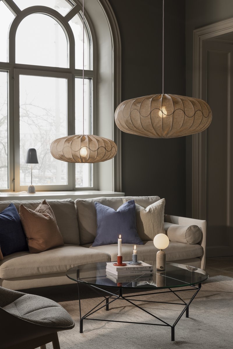Bladverk Varjostin Ei Sisällä Ripustusta Ø50 Beige kattovalaisin valmistajalta Globen Lighting - Tekstiili luo lämpimän ja miellyttävän valon, joka sopii hyvin sekä makuuhuoneisiin että olohuoneisiin.