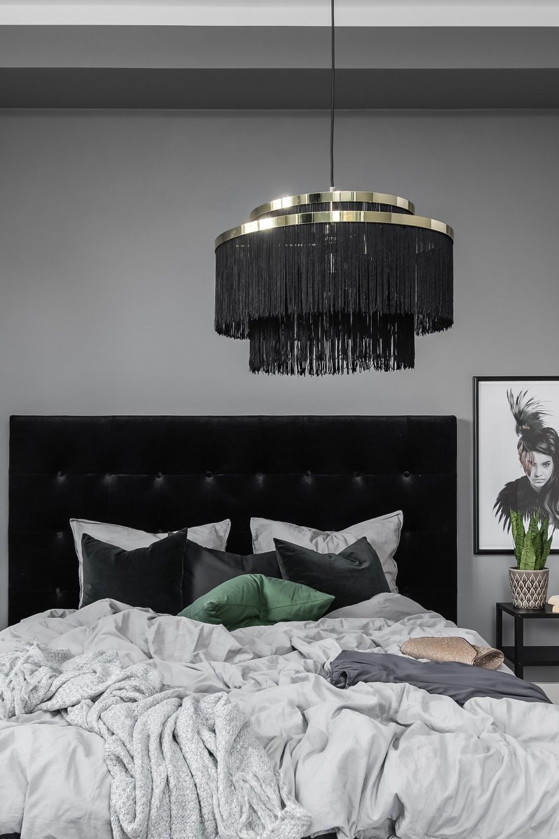 Frans Ø52 Musta kattovalaisin valmistajalta Globen Lighting - Musta tekstiili erottuu messingistä/metallista ja 120 cm musta tekstiilikaapeli on kirsikka kakun päällä.
