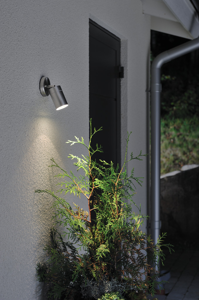 Modena Hopea ulkovalo valmistajalta Konstsmide - Valaisin on suunnattu, mikä tarjoaa käytännöllisen ja tehokkaan valon, joka luo turvallisuutta ja eleganssia ulkoilmaan.