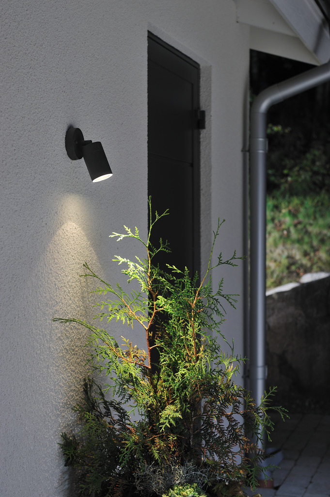 Modena Musta ulkovalo valmistajalta Konstsmide - Valaisin on suunnattu, mikä tarjoaa käytännöllisen ja tehokkaan valon, joka luo turvallisuutta ja eleganssia ulkoympäristöön.