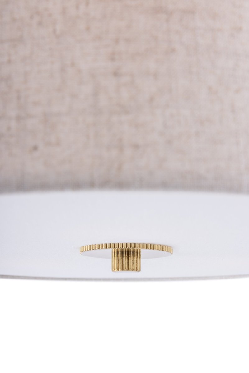 Noah Ø50 Beige plafondi valmistajalta Globen Lighting - Noah on k&auml;sintehty v&auml;rj&auml;tyst&auml; pellavakankaasta, ja siit&auml; tulee hillitty ja koristeellinen kattovalaisin.