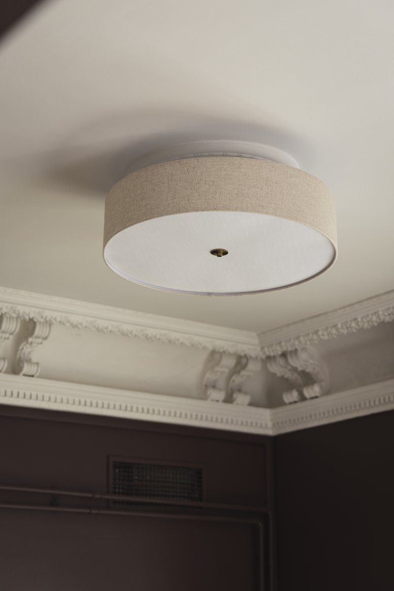Noah Ø65 Beige plafondi valmistajalta Globen Lighting - Noah on käsintehty värjätystä pellavakankaasta, ja siitä tulee hillitty ja koristeellinen kattovalaisin.