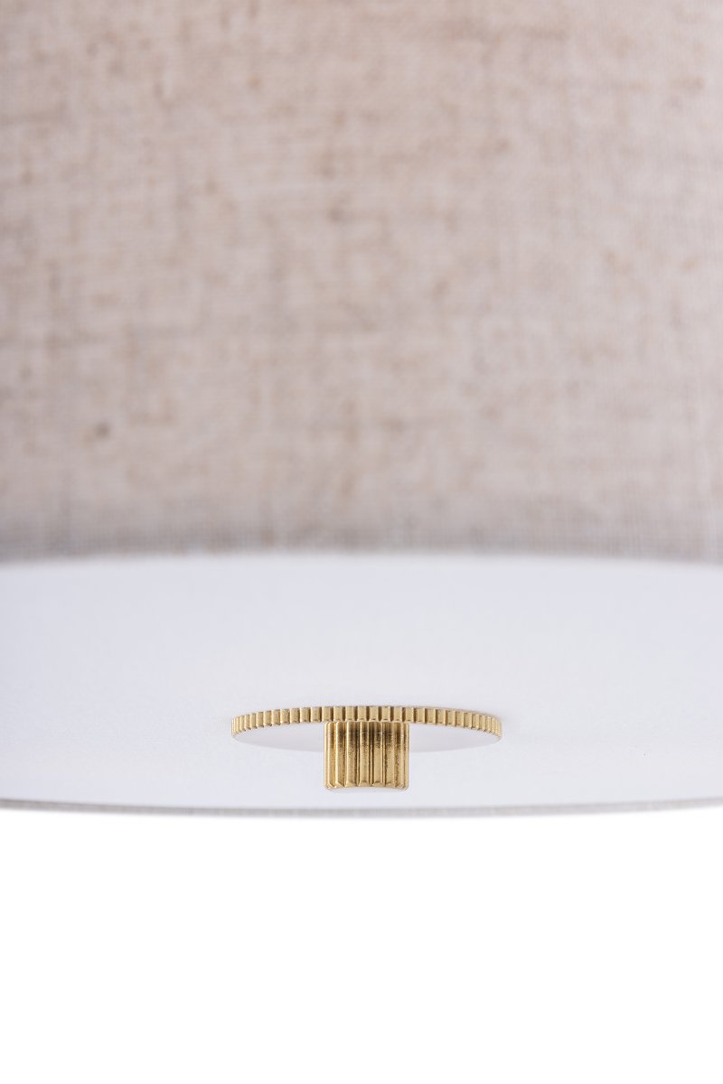 Noah Ø65 Beige plafondi valmistajalta Globen Lighting - Noah on käsintehty värjätystä pellavakankaasta, ja siitä tulee hillitty ja koristeellinen kattovalaisin.