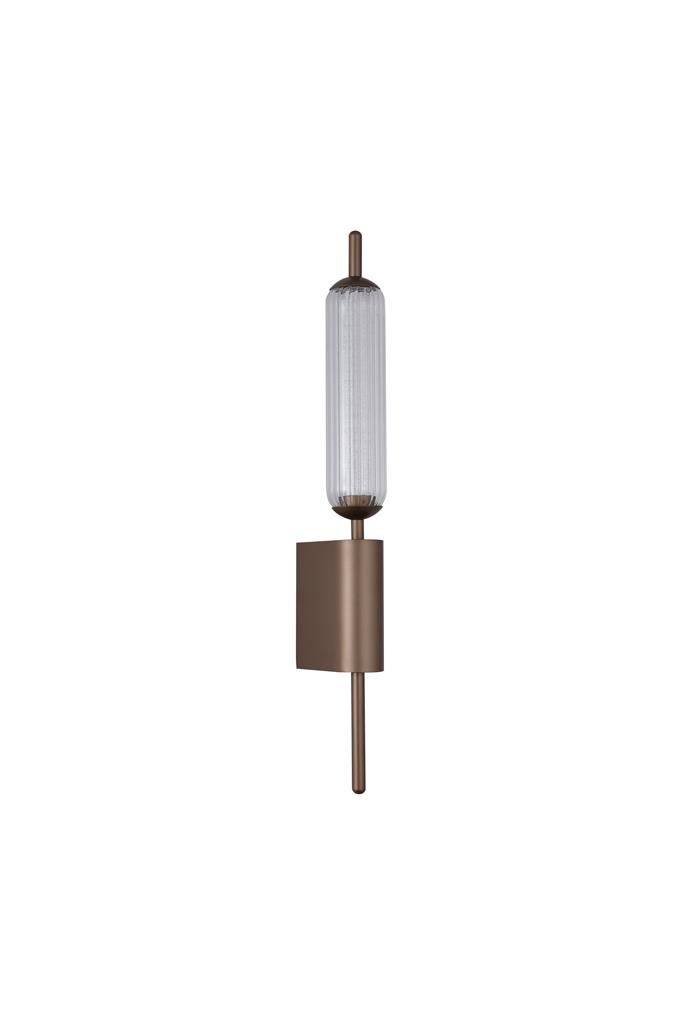 Cattail 54cm Ruskea seinävalaisin valmistajalta Searchlight - Hoikka ruskean metallin muoto yhdistyy kirkkaaseen, uurrettuun lasivarjostimeen ja koristeelliseen, teksturoituun diffuusoriin, joka vangitsee ja taittaa valon kauniisti.
