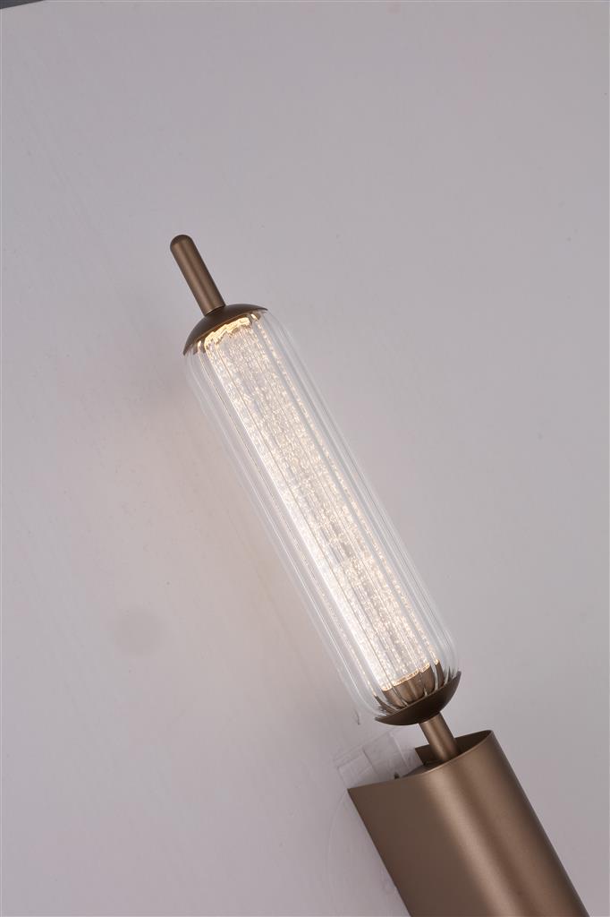 Cattail 54cm Ruskea seinävalaisin valmistajalta Searchlight - Hoikka ruskean metallin muoto yhdistyy kirkkaaseen, uurrettuun lasivarjostimeen ja koristeelliseen, teksturoituun diffuusoriin, joka vangitsee ja taittaa valon kauniisti.