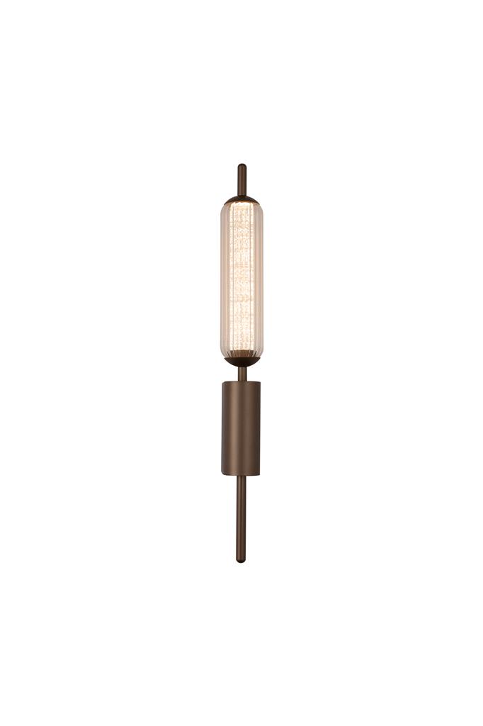 Cattail 54cm Ruskea seinävalaisin valmistajalta Searchlight - Hoikka ruskean metallin muoto yhdistyy kirkkaaseen, uurrettuun lasivarjostimeen ja koristeelliseen, teksturoituun diffuusoriin, joka vangitsee ja taittaa valon kauniisti.