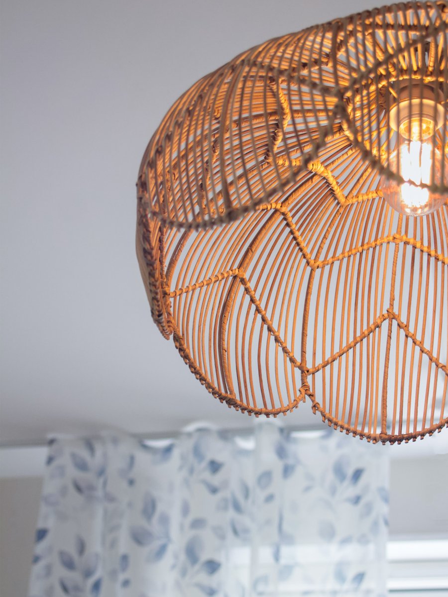 Belle Ø53 Luonto kattovalaisin valmistajalta PR Home - Alareunassa on elegantti kotilonkuoren muoto, joka lis&auml;&auml; huoneeseen pehmeit&auml; linjoja ja boheemin tunnelman, kun taas kapea yl&auml;osa piilottaa johdon huomaamattomasti ja tyylikk&auml;&auml;sti.