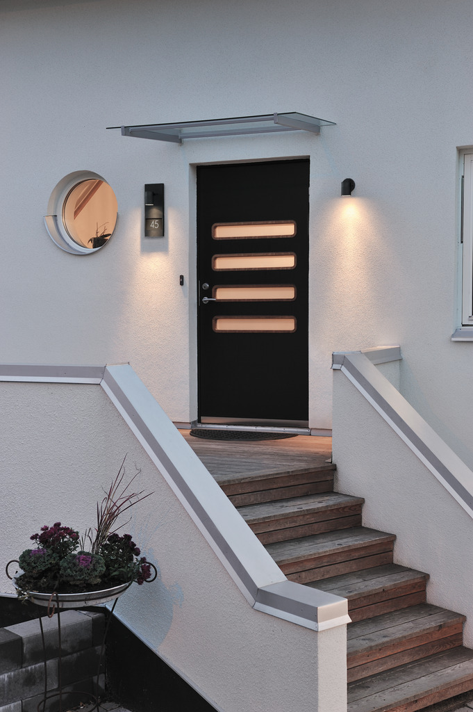 Modena Musta ulkovalo valmistajalta Konstsmide - Valaisin ei ole vain esteettinen lisä kotiisi, vaan se myös parantaa turvallisuutta ja helpottaa vieraiden ja tavarantoimittajien liikkumista.