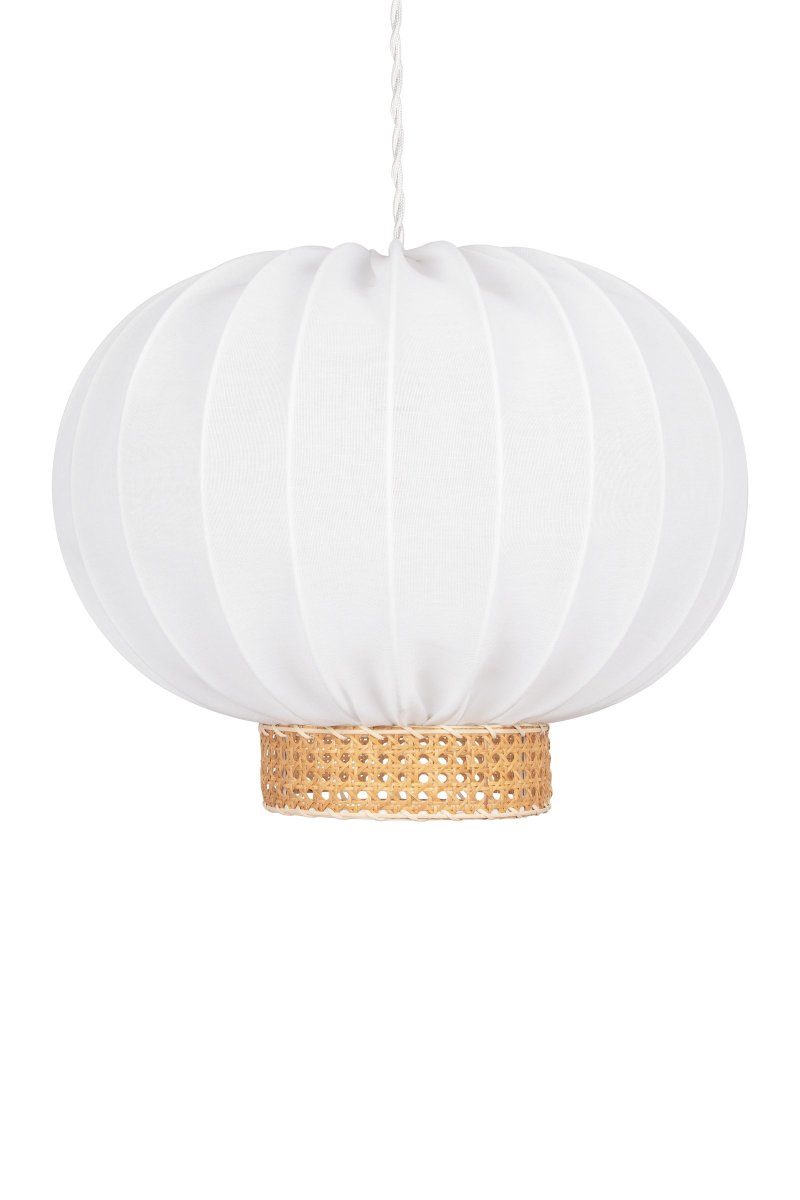 Yokohama Ø50 Luonto kattovalaisin valmistajalta Globen Lighting - Lampunvarjostin on valmistettu valkoisesta pellavakankaasta ja siin&auml; on kontrastiv&auml;rinen alaosa, joka on valmistettu rottinkista.