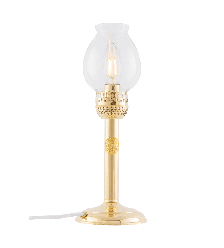 Karlskrona Elec Lantern Messinki valmistajalta Karlskrona lampfabrik - Klassinen Karlskrona-lyhty s&auml;hk&ouml;istettyn&auml; on ollut Karlskrona Lampfabrikin valikoimassa yli 100 vuotta ja on edelleen eritt&auml;in suosittu.