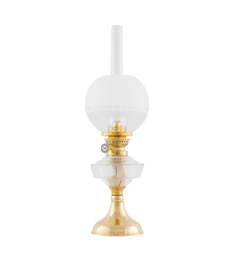 Trossö 70 Messinki valmistajalta Karlskrona lampfabrik - Kirkkaasta lasista valmistetulla &ouml;ljykotelolla ja yksinkertaisella, kauniisti aaltoilevalla jalalla varustettu kerosiinilamppu on todellinen klassikko, joka on ollut valikoimassamme 1890-luvulta l&auml;htien.