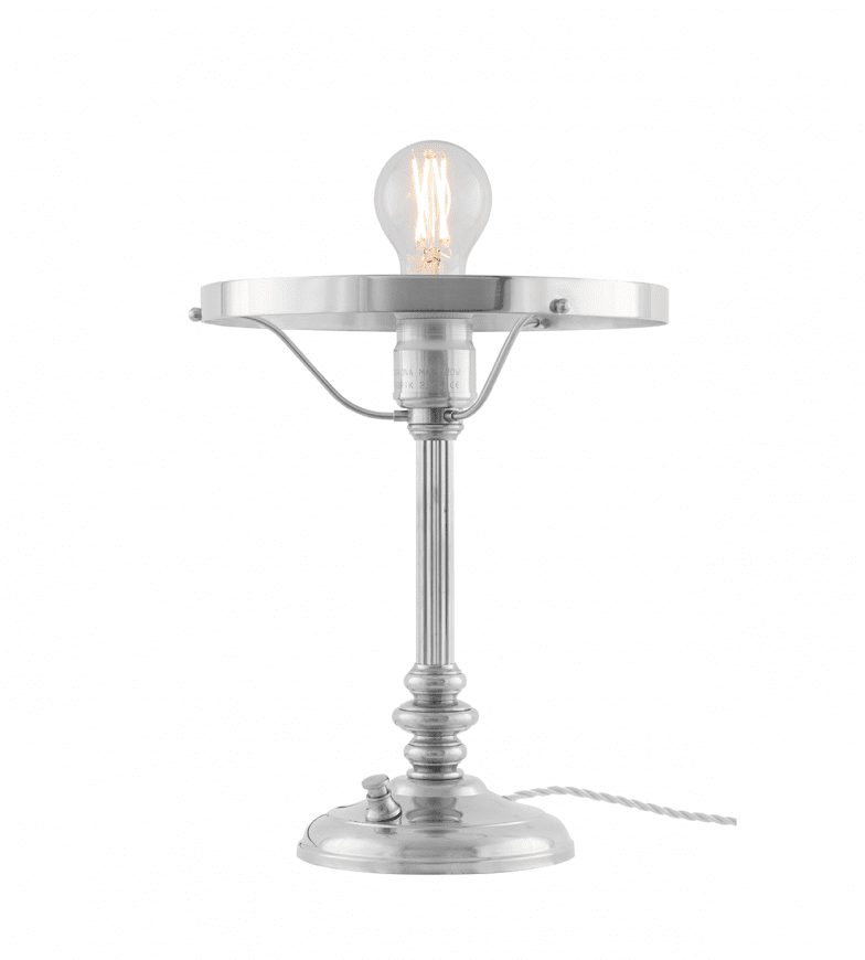 Karlfeldt Nikkeli valmistajalta Karlskrona lampfabrik - Karlfeldt &auml;r en klassisk skrivbordslampa som har sitt formm&auml;ssiga ursprung i de tidiga 1800-talets Sinumbralampor &ndash; ett smalt mittstag med formen av en antik kannelerad pelare som b&auml;r upp en rotationssymmetriskt formad glaskupa.