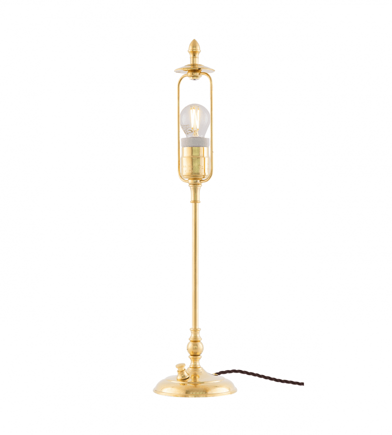 Ankarcrona Messinki valmistajalta Karlskrona lampfabrik - Lampsk&auml;rmen h&aring;lls upp av en m&auml;ssingslyra, vilket ger ett gedignare k&auml;nsla &auml;n sk&auml;rmar med fasta vitlackerade lyror.