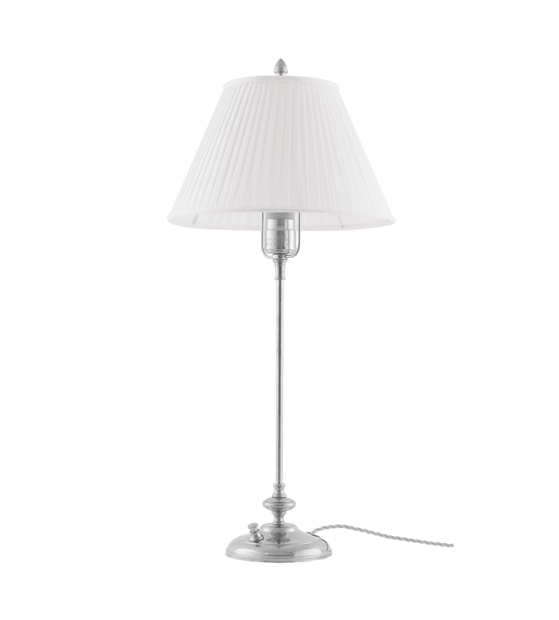 Moberg Nikkeli valmistajalta Karlskrona lampfabrik - Lampsk&auml;rmen h&aring;lls upp av en m&auml;ssingslyra, vilket ger ett gedignare k&auml;nsla &auml;n sk&auml;rmar med fasta vitlackerade lyror.