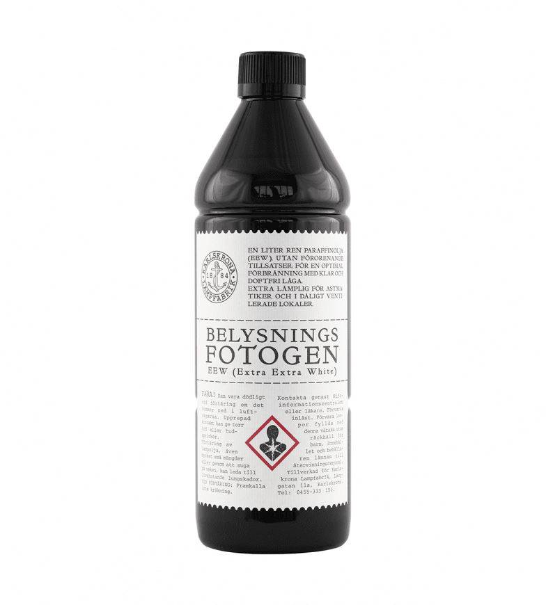 Kerosene 1L valmistajalta Karlskrona lampfabrik - Karlskrona kerosiini on 100 % puhdasta parafiini&ouml;ljy&auml;, joka tarjoaa eritt&auml;in tasaisen ja savuttoman liekin.