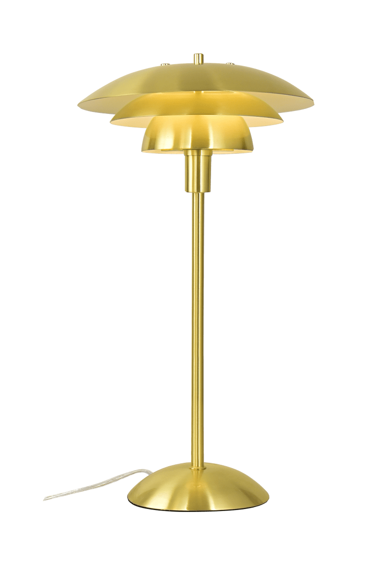 Zoomaa kuva kohteesta Epsilon 47cm Messinki pöytävalaisin valmistajalta Aneta Lighting - Klassisen elegantin muotoilun omaava Epsilon-p&ouml;yt&auml;valaisin on varustettu kolmiosaiselisella, mattamessingill&auml; viimeistellyll&auml; metallivarjostimella, joka jakaa valon tasaisesti ja ehk&auml;isee h&auml;ik&auml;isy&auml;.