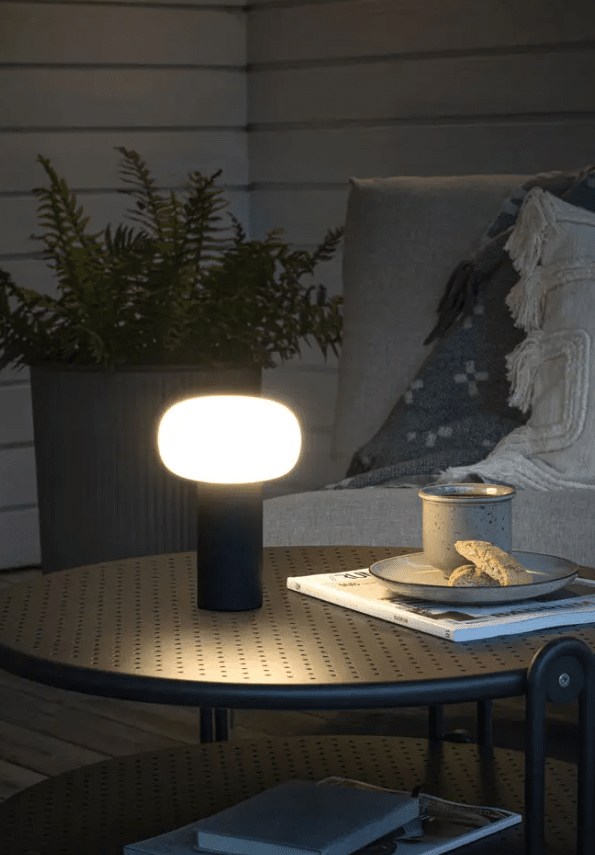 Antibes 20cm Musta Siirrettävä valmistajalta Konstsmide - Antibes on moderni ladattava pöytävalaisin ulkokäyttöön, jossa on monia toimintoja.