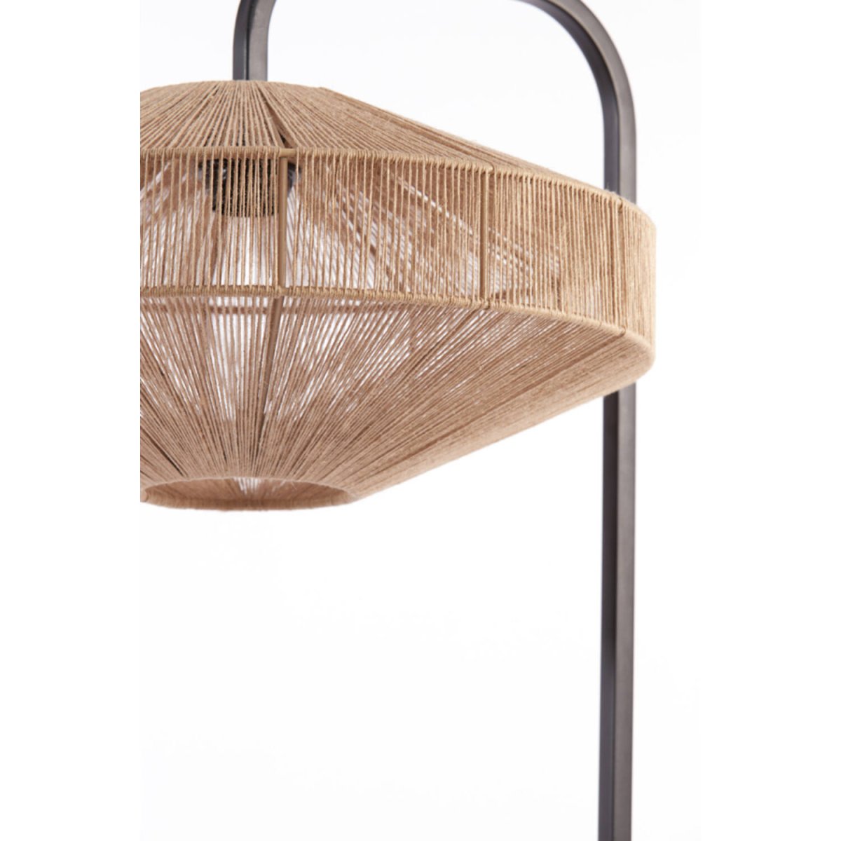 Lyra Luonto lattiavalaisin valmistajalta Light & Living - Lyra on luonnon inspiroima lattiavalaisin, jonka varjostin on kierretty puuvillalanka, joka luo pehmeän ja miellyttävän valonjaon.