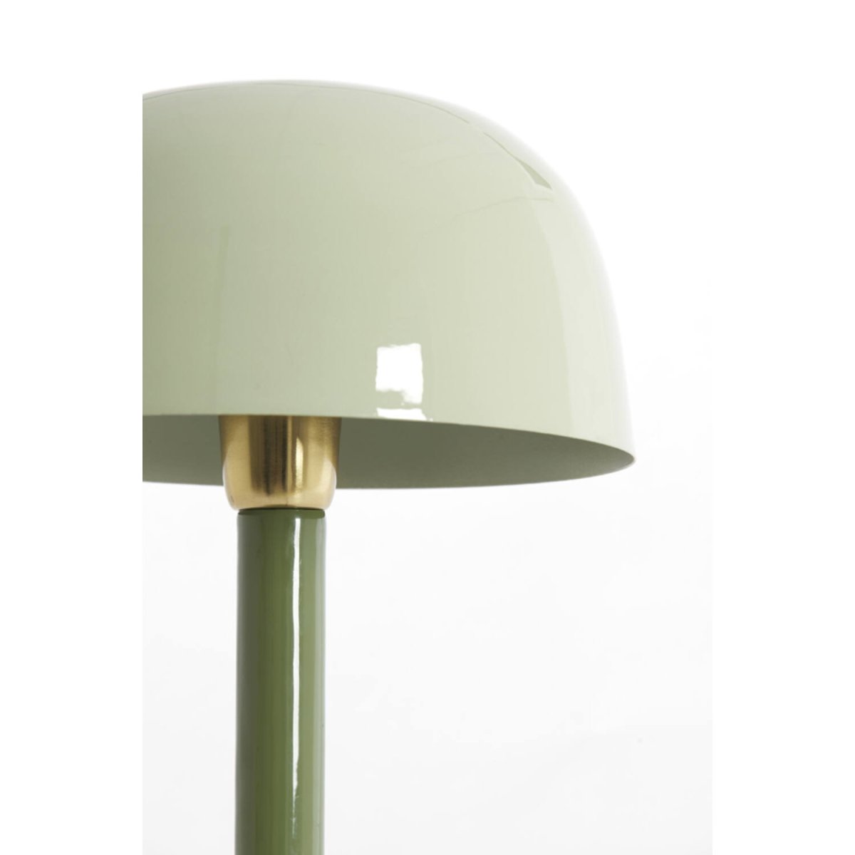 Marivet 37cm Vihreä pöytävalaisin valmistajalta Light & Living - Minimalistinen muoto ja kiilt&auml;v&auml; pinta antavat modernin ja elegantin vaikutelman, joka sopii yht&auml; hyvin olohuoneeseen kuin ty&ouml;p&ouml;yd&auml;lle tai y&ouml;p&ouml;yd&auml;llekin.
