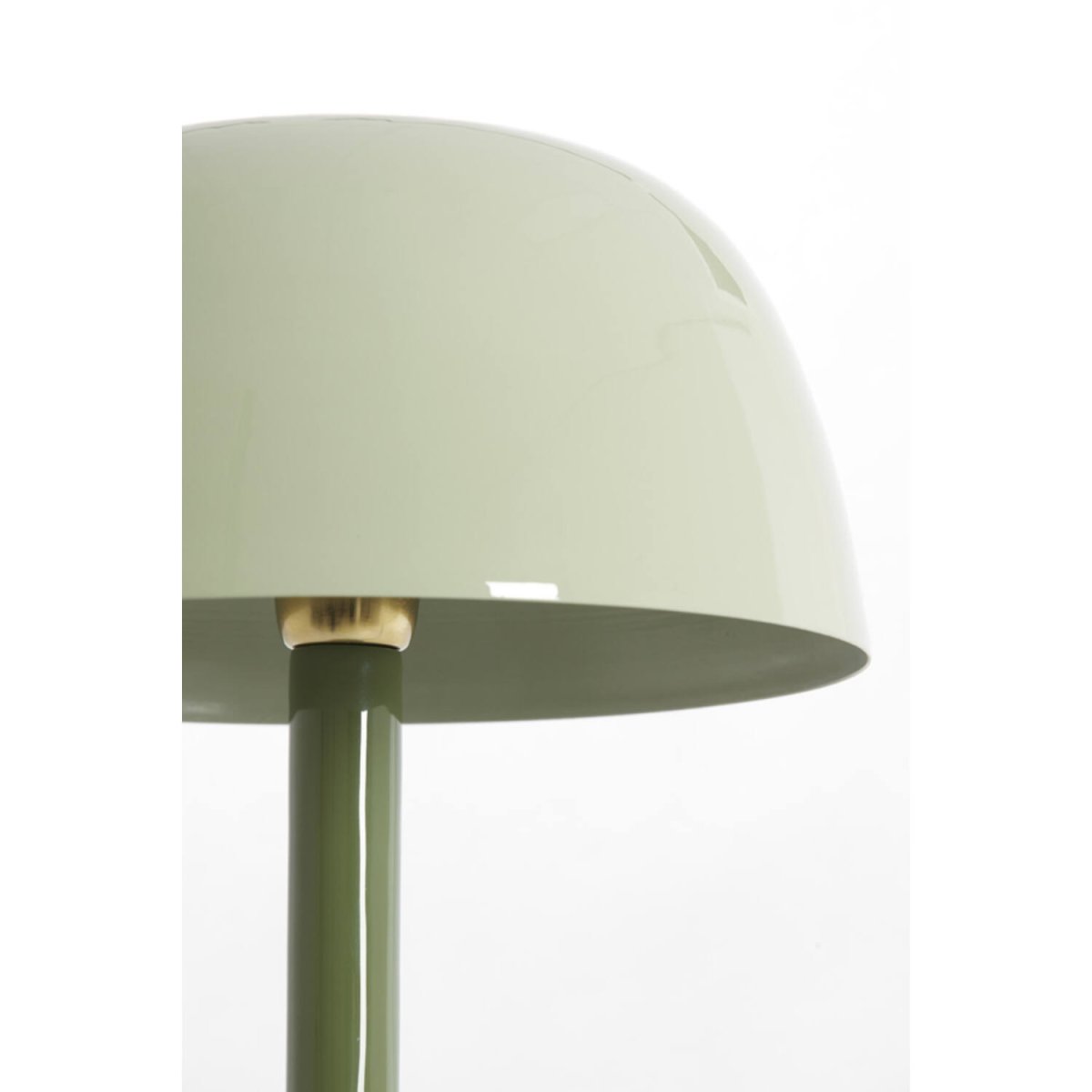 Marivet 48cm Vihreä pöytävalaisin valmistajalta Light & Living - Minimalistinen muoto ja kiilt&auml;v&auml; pinta antavat modernin ja elegantin vaikutelman, joka sopii yht&auml; hyvin olohuoneeseen kuin ty&ouml;p&ouml;yd&auml;lle tai y&ouml;p&ouml;yd&auml;llekin.