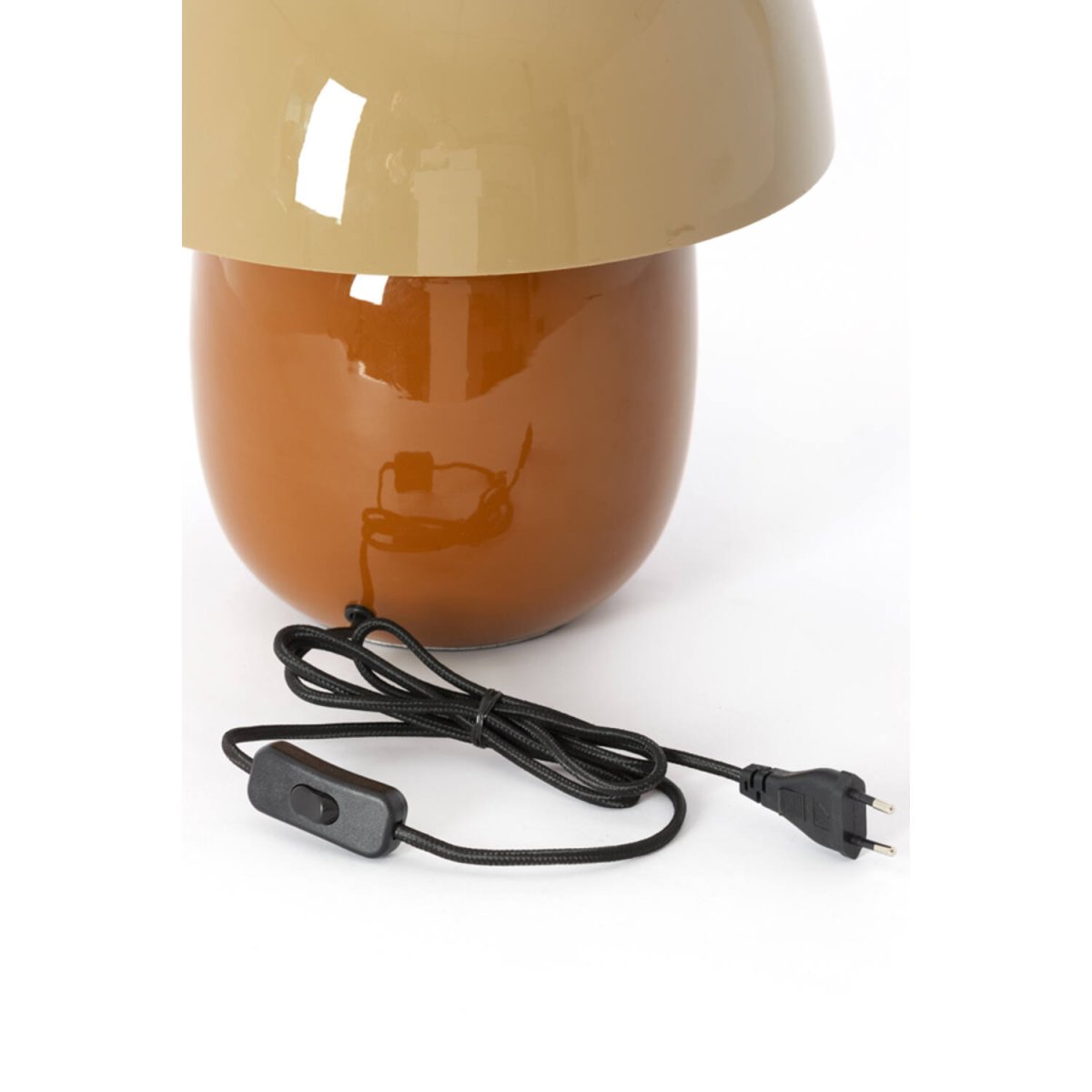 Mimosa 34cm Ruskea pöytävalaisin valmistajalta Light & Living - Sen l&auml;mmin v&auml;riyhdistelm&auml; hiekanv&auml;risen varjostimen ja ruskean jalan kanssa luo pehme&auml;n ja harmonisen ilmeen.