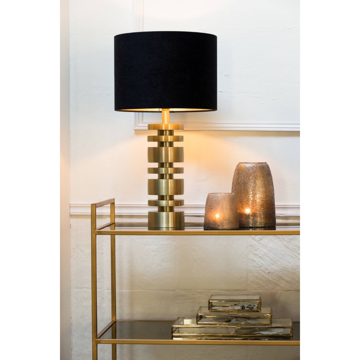 Desley 40cm Kulta lampunjalka valmistajalta Light & Living - Desley-lampunjalka – elegantti ja graafinen muotoilu, joka on valmistettu metallista mattapintaisella, kultaisella viimeistelyllä.