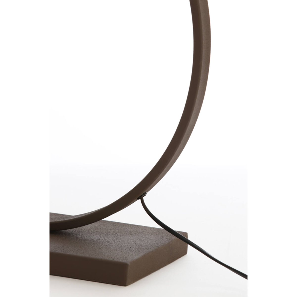 Liva 64cm Ruskea lampunjalka valmistajalta Light & Living - Pyöreä muoto ja ruskea viimeistely antavat lampunjalalle tyylikkään ja hienostuneen ilmeen.
