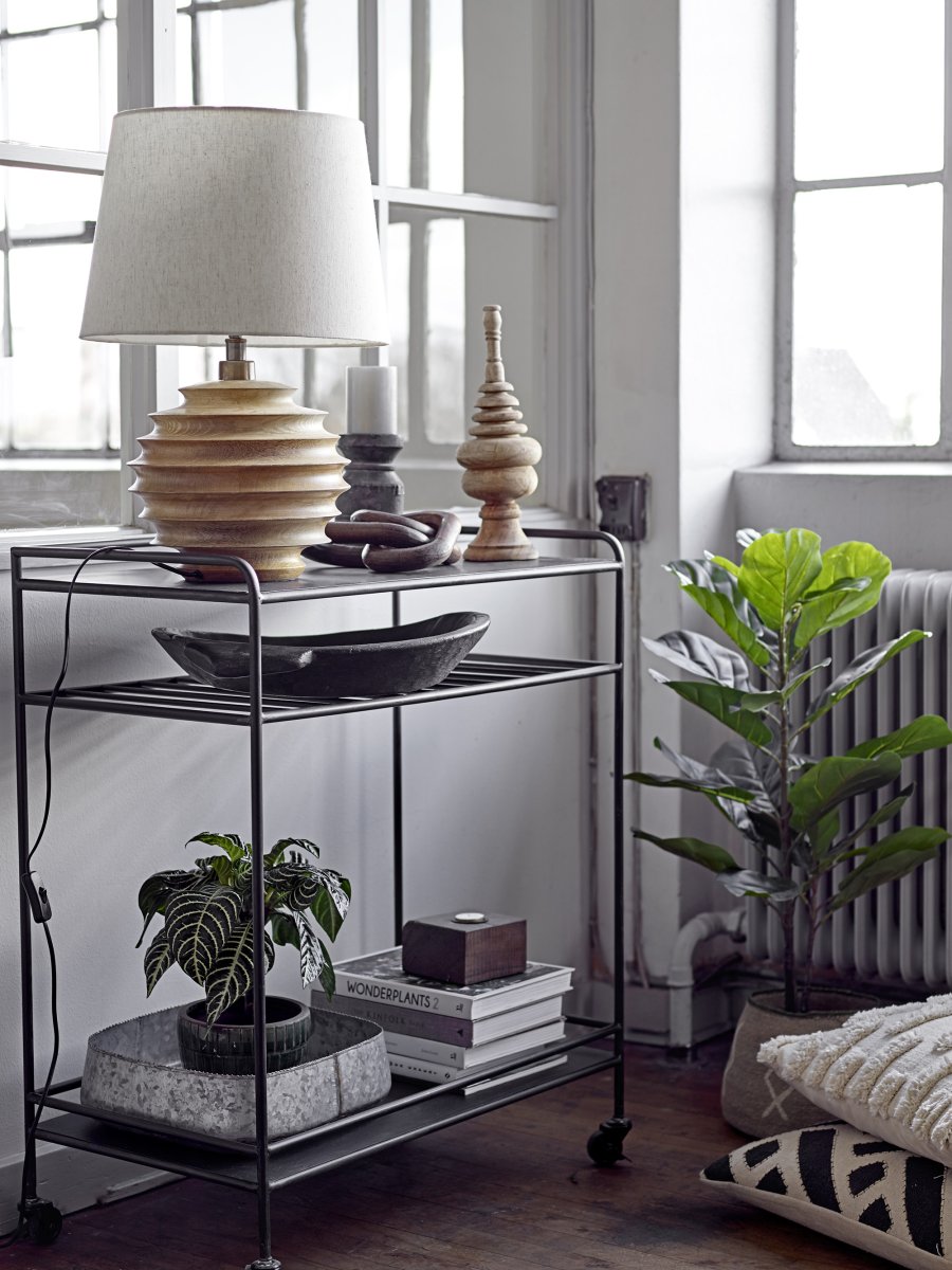 Svale 54cm Puu pöytävalaisin valmistajalta Bloomingville - Se on valmistettu massiivimangopuusta, jossa luonnolliset kaaret luovat eloisan ja orgaanisen ilmeen &ndash; jokainen lamppu on t&auml;ysin ainutlaatuinen sisustuselementti.