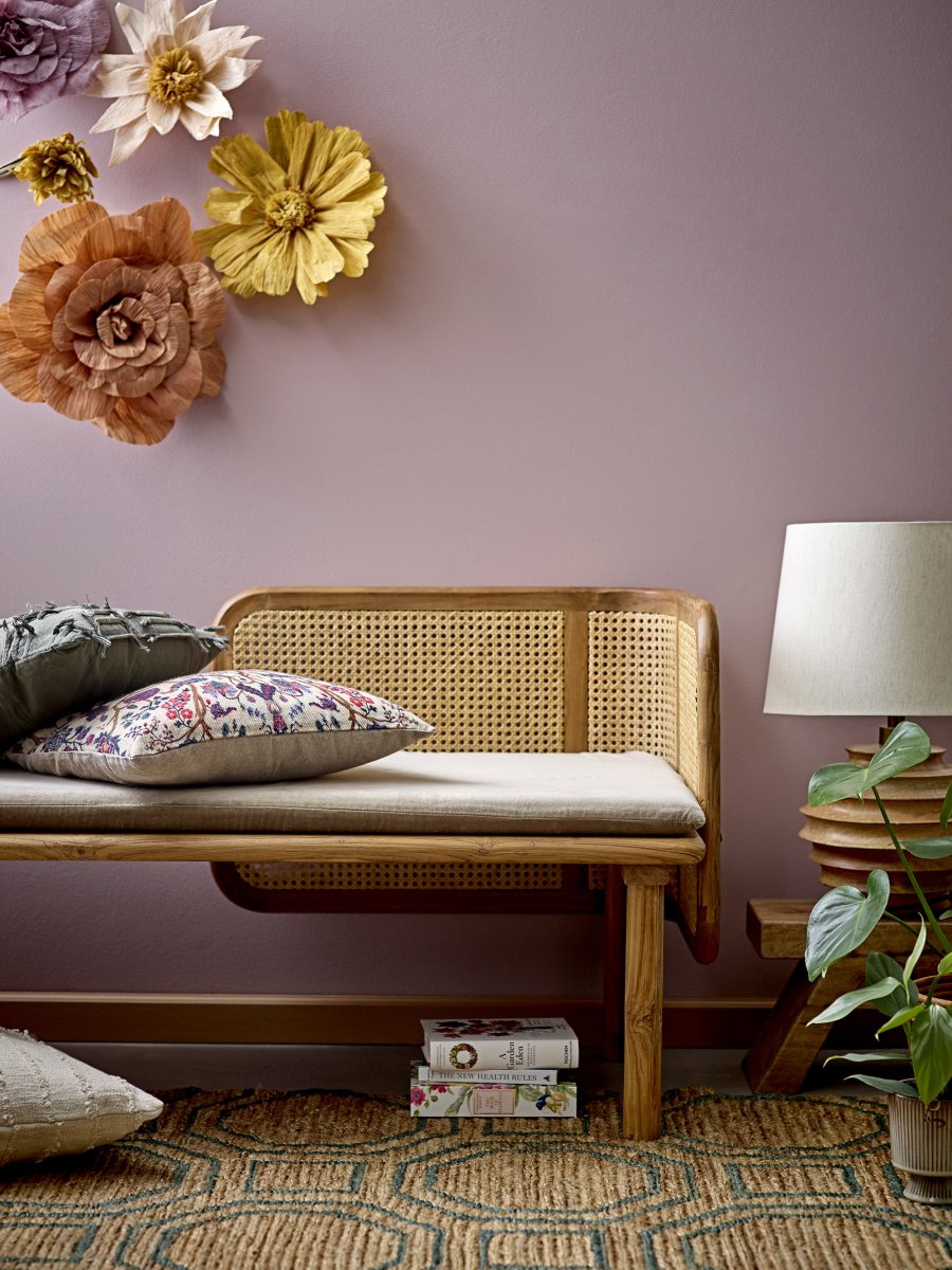 Svale 54cm Puu pöytävalaisin valmistajalta Bloomingville - Se on valmistettu massiivimangopuusta, jossa luonnolliset kaaret luovat eloisan ja orgaanisen ilmeen &ndash; jokainen lamppu on t&auml;ysin ainutlaatuinen sisustuselementti.