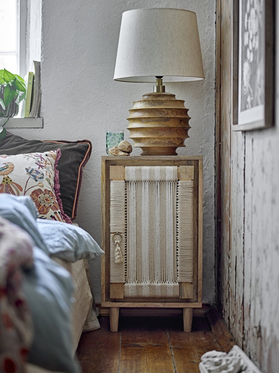 Svale 54cm Puu pöytävalaisin valmistajalta Bloomingville - Se on valmistettu massiivimangopuusta, jossa luonnolliset kaaret luovat eloisan ja orgaanisen ilmeen &ndash; jokainen lamppu on t&auml;ysin ainutlaatuinen sisustuselementti.