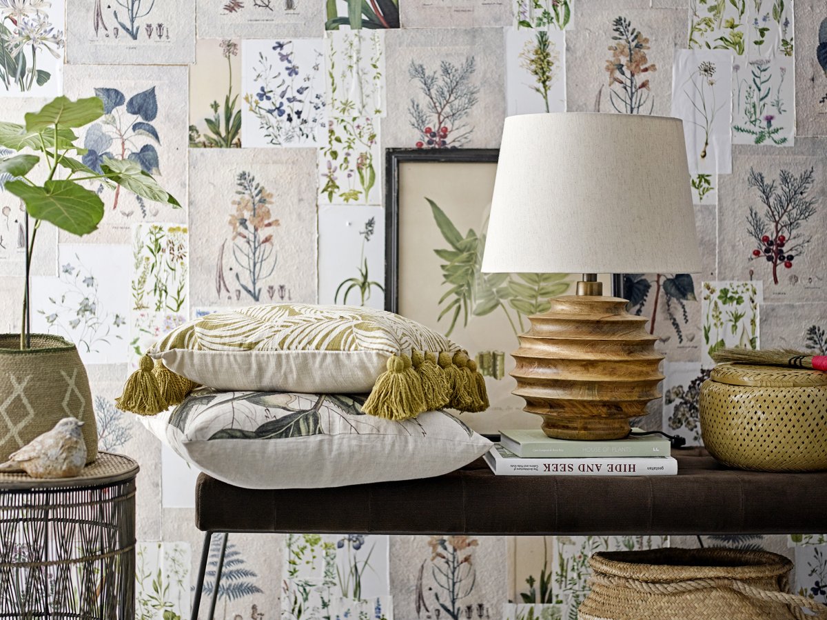 Svale 54cm Puu pöytävalaisin valmistajalta Bloomingville - Se on valmistettu massiivimangopuusta, jossa luonnolliset kaaret luovat eloisan ja orgaanisen ilmeen &ndash; jokainen lamppu on t&auml;ysin ainutlaatuinen sisustuselementti.