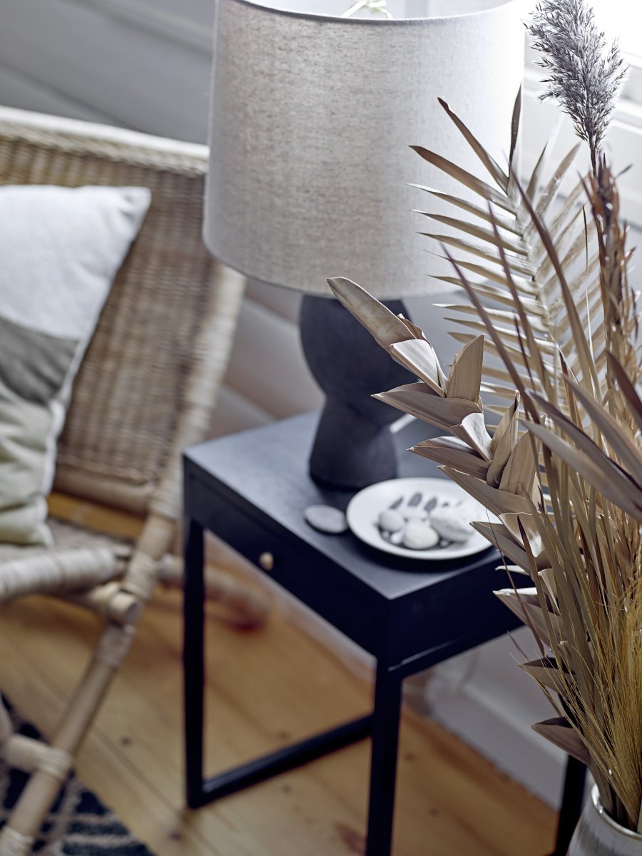 Sergio 55cm Ruskea pöytävalaisin valmistajalta Bloomingville - Ajaton valaisin, jolla on persoonallisuutta ja joka yhdist&auml;&auml; yksinkertaisuuden, toimivuuden ja k&auml;sity&ouml;taidon harmonisella tavalla.