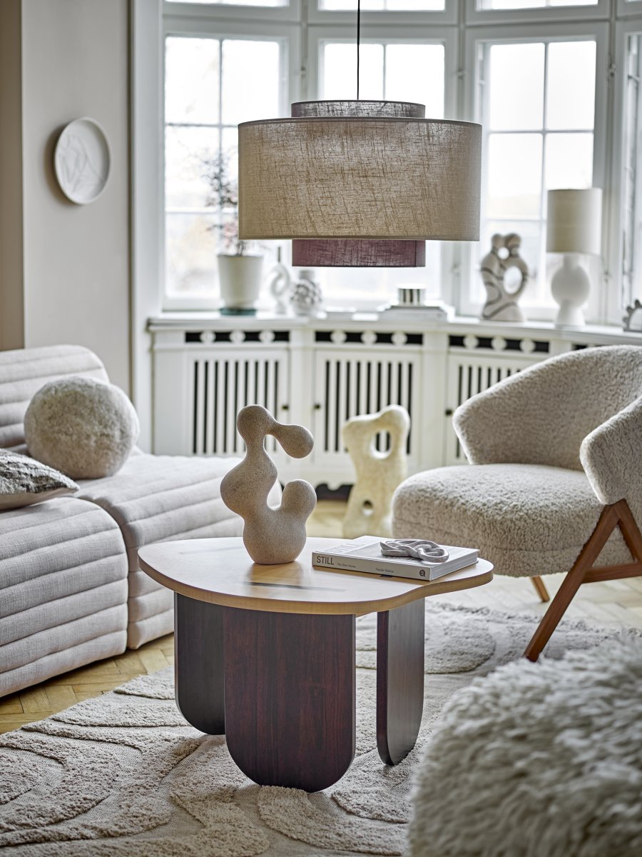 Janica Ø60 Ruskea kattovalaisin valmistajalta Bloomingville - Varjostin on valmistettu pellavasta, ja se on saatavana l&auml;mpimin&auml;, ruskeina s&auml;vyin&auml;, jotka luovat pehme&auml;n ja miellytt&auml;v&auml;n valon huoneeseen.