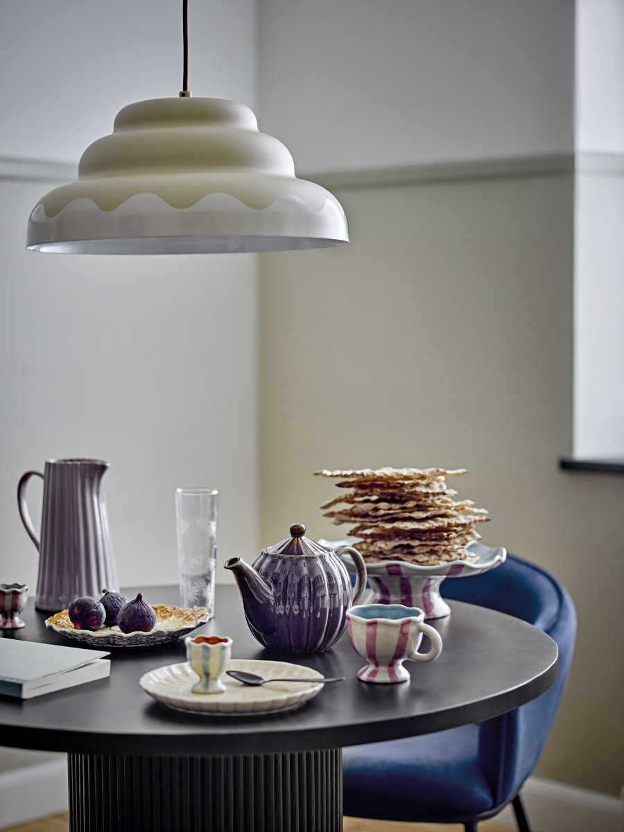 Lacya Ø40 Beige kattovalaisin valmistajalta Bloomingville - Ainutlaatuinen muoto ja hienovaraiset s&auml;vyt tekev&auml;t Lacyasta t&auml;ydellisen yksityiskohdan kaikkeen keitti&ouml;st&auml; ja ruokailuhuoneesta makuuhuoneeseen ja olohuoneeseen &ndash; riippuvalaisin, joka luo tyylikk&auml;&auml;n harmonian huoneeseen.