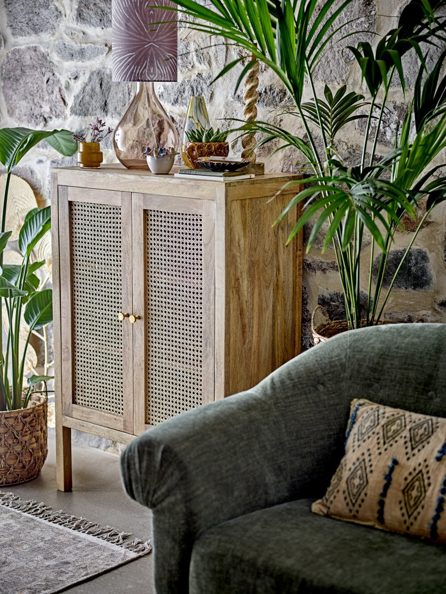 Leni 65cm Violetti pöytävalaisin valmistajalta Bloomingville - Orgaanisen muotoinen ruskean lasin jalusta antaa ilmavan ja elegantin vaikutelman, kun taas violetin s&auml;vyist&auml; lieri&ouml;m&auml;ist&auml; varjostinta koristaa valkoinen kukkakuvio, joka lis&auml;&auml; vieh&auml;tyst&auml; ja persoonallisuutta.
