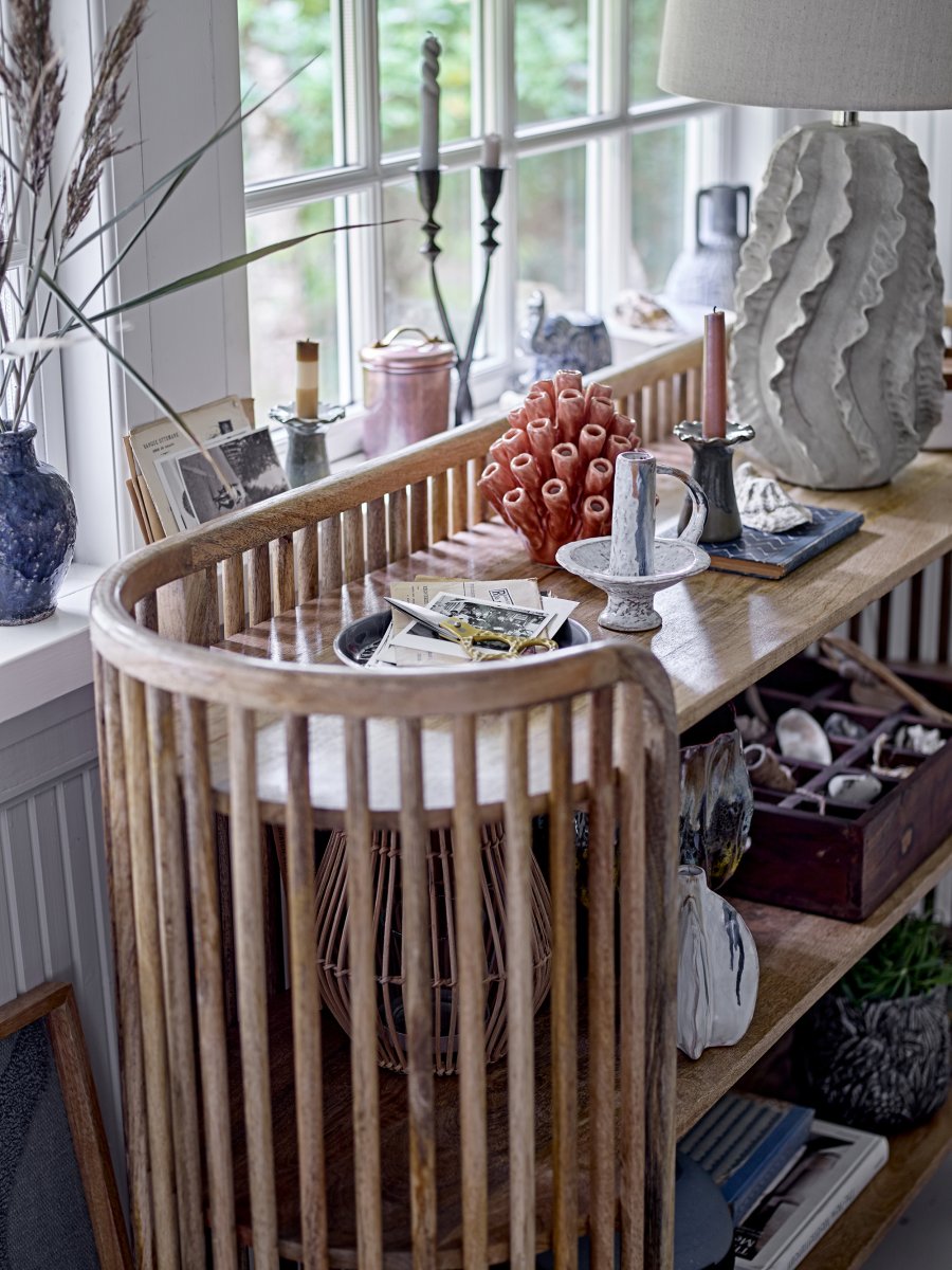 Natika 64cm Beige pöytävalaisin valmistajalta Bloomingville - Koska lamppu on k&auml;sintehty, v&auml;riss&auml; ja muodossa on luonnollisia vaihteluita &ndash; jokainen kappale on siksi t&auml;ysin ainutlaatuinen.