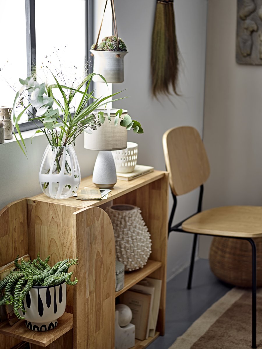 Paprica 28cm Valkoinen pöytävalaisin valmistajalta Bloomingville - Tyylik&auml;s kivitavarainen jalka ja luonnons&auml;vyinen pellavavarjostin luovat l&auml;mpim&auml;n ja harmonisen ilmeen.