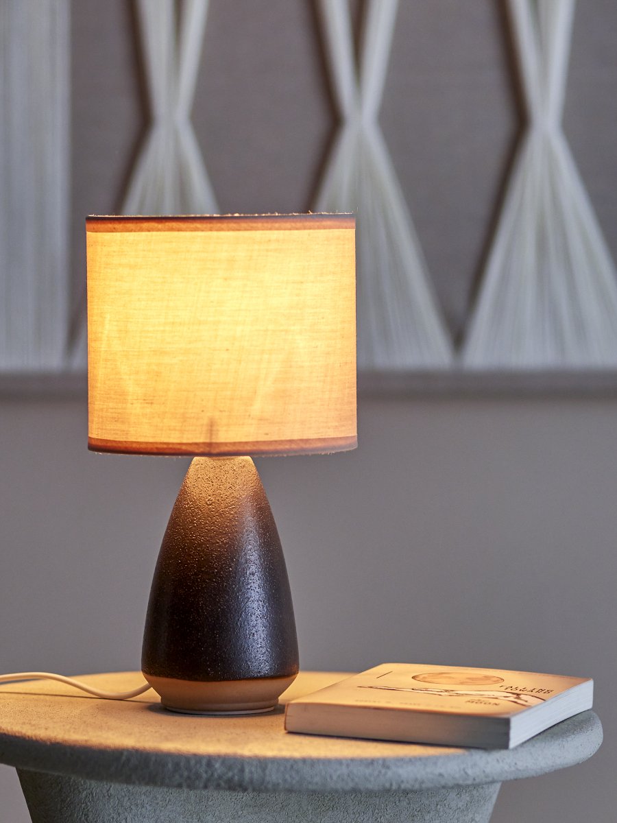 Paprica 28cm Musta pöytävalaisin valmistajalta Bloomingville - Tyylik&auml;s kivitavarainen jalka ja luonnons&auml;vyinen pellavavarjostin luovat l&auml;mpim&auml;n ja harmonisen ilmeen.