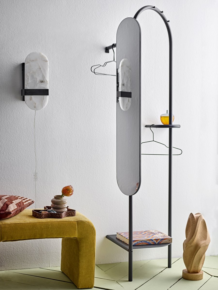 Taco 38cm Valkoinen seinävalaisin valmistajalta Bloomingville - Se on varustettu kahdella valonl&auml;hteell&auml; &ndash; yhdell&auml;, joka valaisee yl&ouml;sp&auml;in ja yhdell&auml; alasp&auml;in &ndash; jotka luovat harmonisen ja tasapainoisen valonjaon.