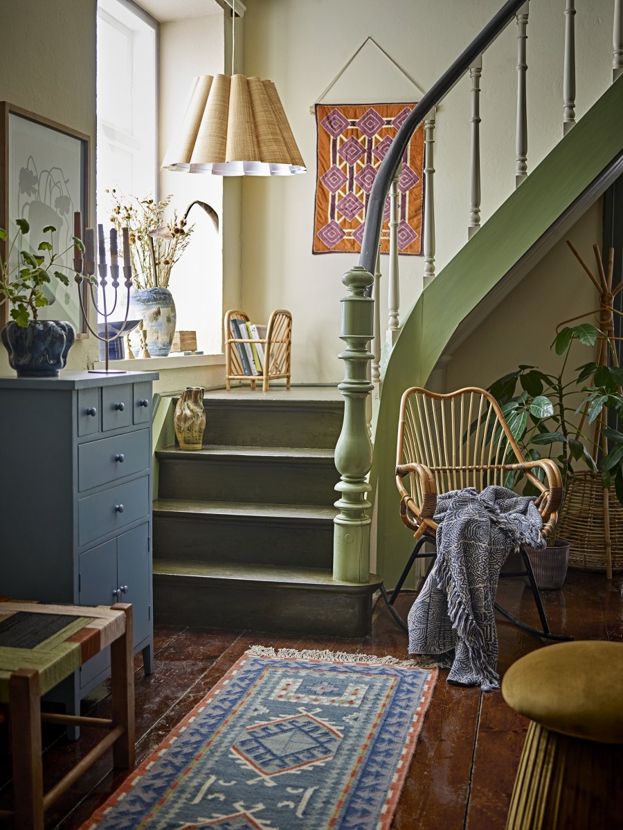 Sille Ø60 Luonto kattovalaisin valmistajalta Bloomingville - Pehme&auml;ll&auml; ilmeell&auml;&auml;n ja maanl&auml;heisell&auml; materiaalillaan Sille tuo huoneeseen sek&auml; l&auml;mp&ouml;&auml; ett&auml; tekstuuria - tyylik&auml;s riippuvalaisin niille, jotka haluavat luoda harmonisen ja kutsuvan tunnelman.