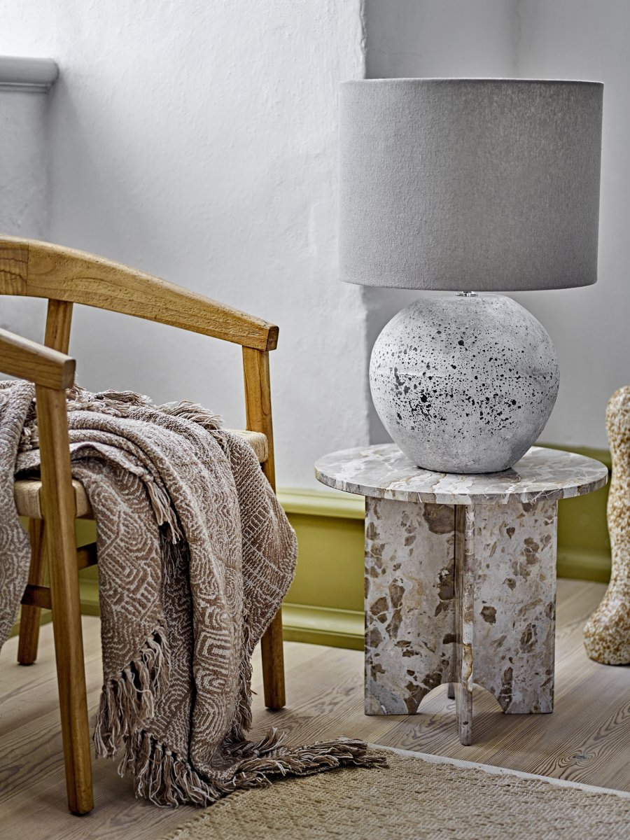 Isedora 60cm Beige pöytävalaisin valmistajalta Bloomingville - Valaisin sopii yht&auml; hyvin olohuoneeseen kuin makuuhuoneeseen tai eteiseenkin, ja se toimii sek&auml; toiminnallisena valaisimena ett&auml; koristeellisena yksityiskohtana, joka antaa huoneelle persoonallisuutta ja rauhaa.