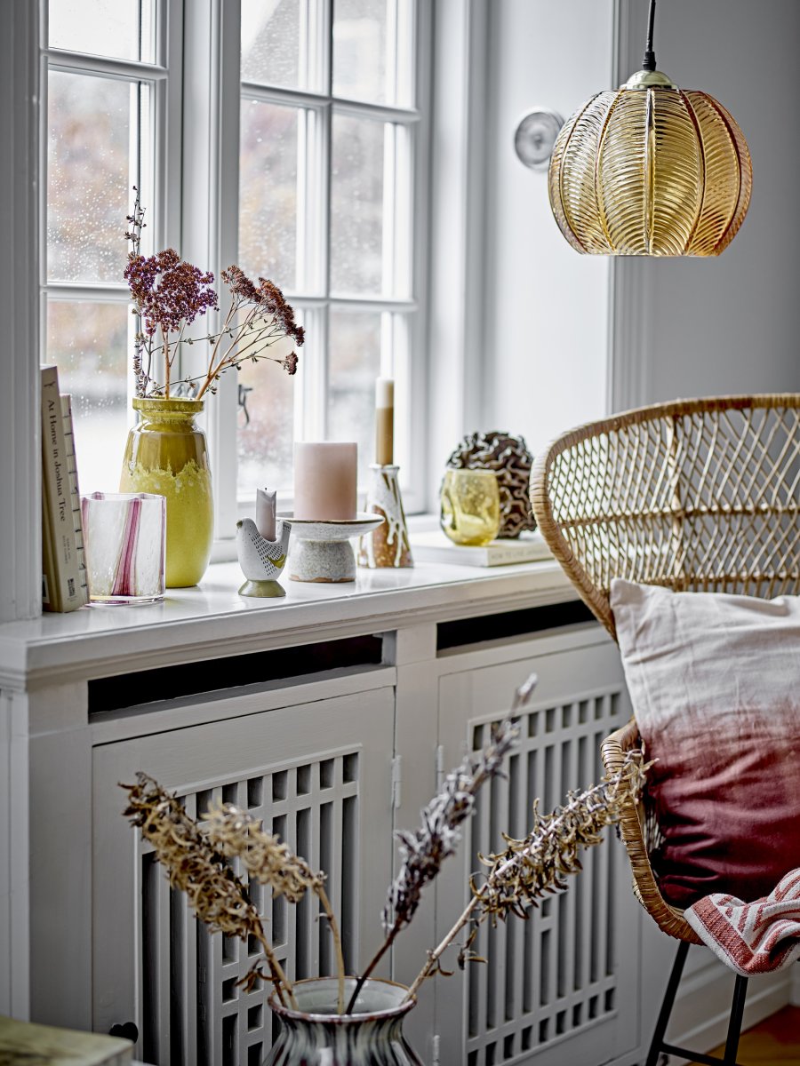 Adar Ø22 Ruskea kattovalaisin valmistajalta Bloomingville - Mustan ja kullan yhdistelm&auml; antaa valaisimelle eksklusiivisen ja koristeellisen tunnelman, joka sopii moniin eri koteihin ja tyyleihin.